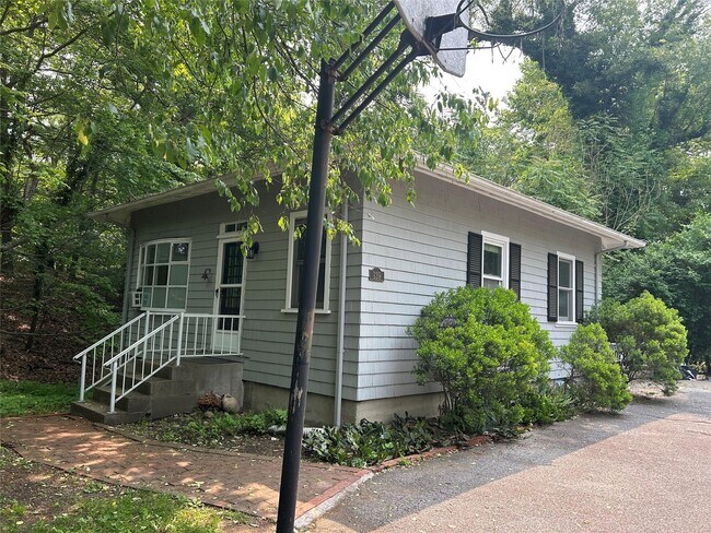 Foto del edificio - 139 Cove Neck Rd