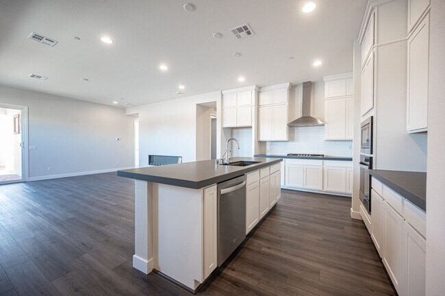 Kitchen - 117 Royal Cascade Ave