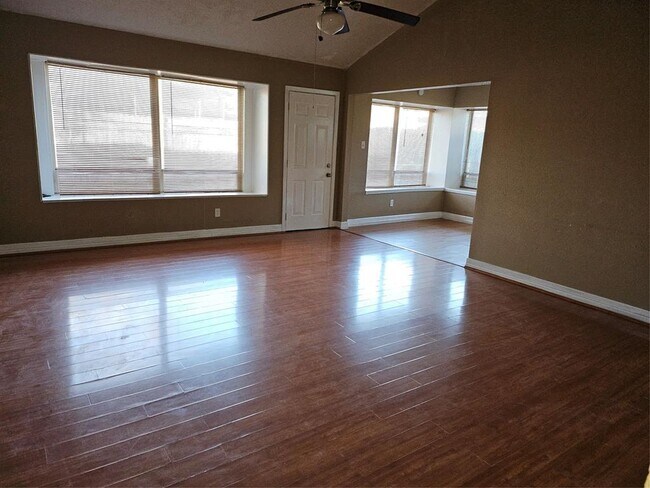 Foto del edificio - 15829 Ridgeroe Ln