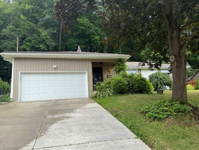 Foto del edificio - 908 Chestnut Ln