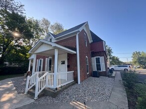 Building Photo - 901 E Sycamore St