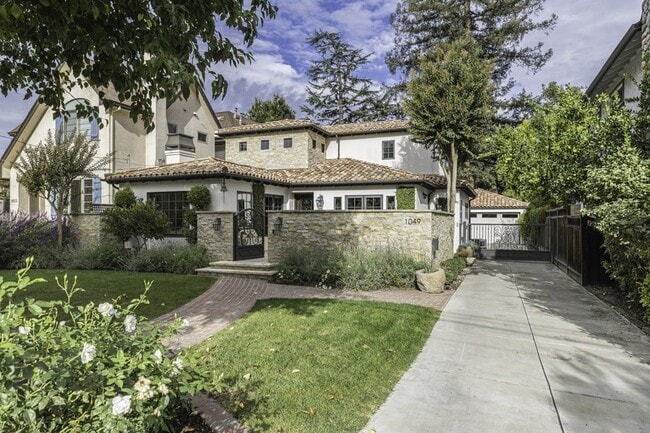 Foto del edificio - Mission Styled Masterpiece