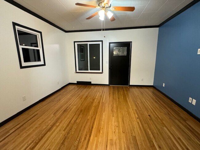 Foto del edificio - 6-Bedroom Home with BBQ Haven, She-Shed, a...