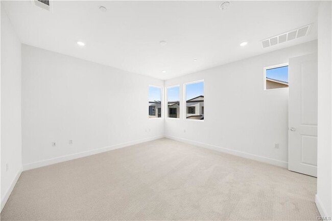 Building Photo - 470 Lobata