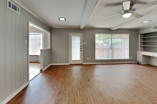 Foto del edificio - 4308 Harvest Hill Rd
