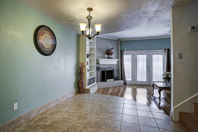 Building Photo - 7700 Creekbend Dr