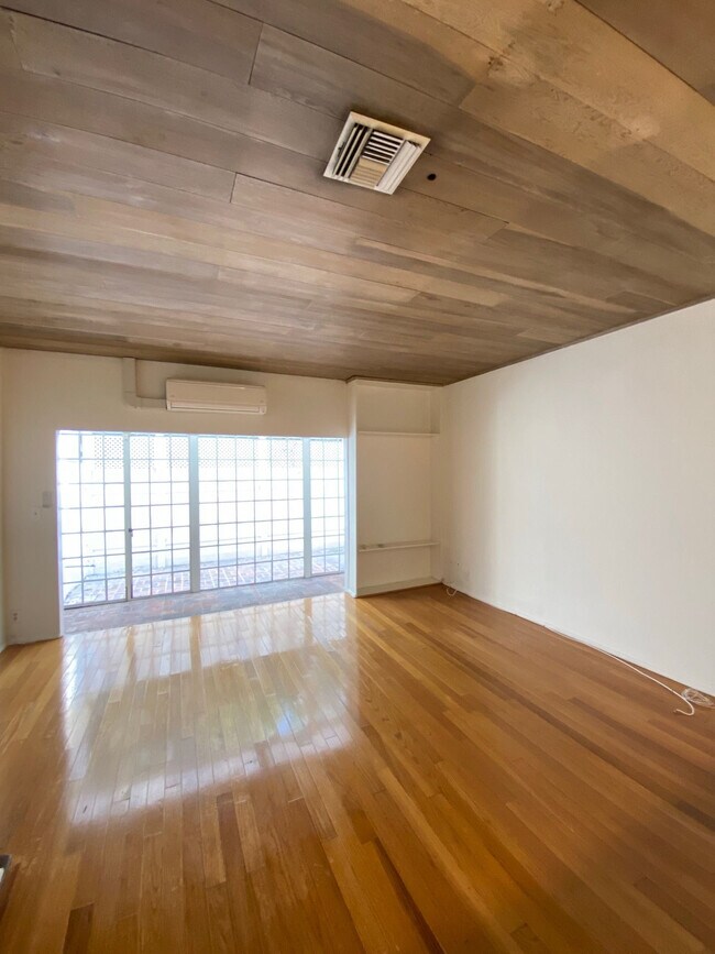 Building Photo - 328 S La Peer Dr