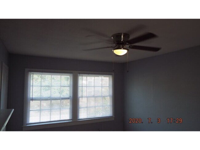 Building Photo - 421 Maverick St