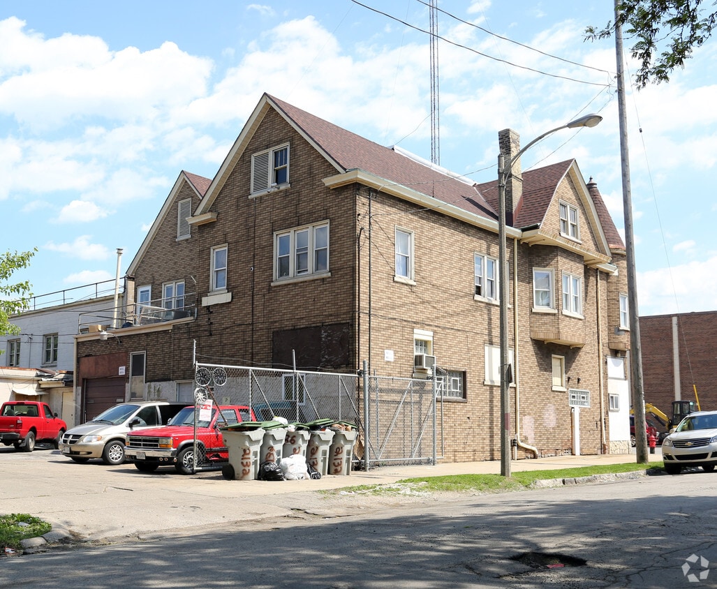 Building Photo - 2136 W National Ave