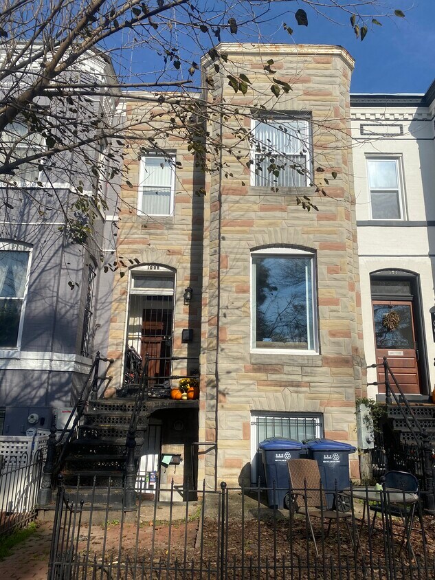 Frente de la casa - 1006 F St NE