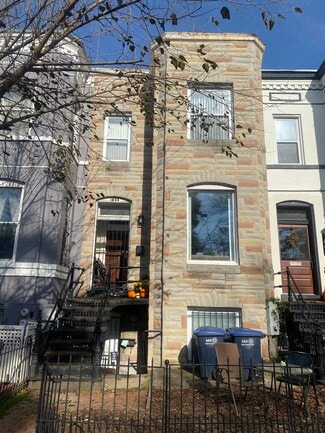 Building Photo - 1006 F St NE