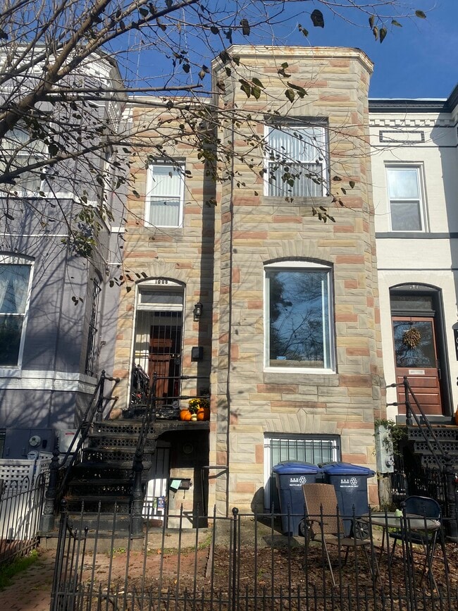 Building Photo - 1006 F St NE