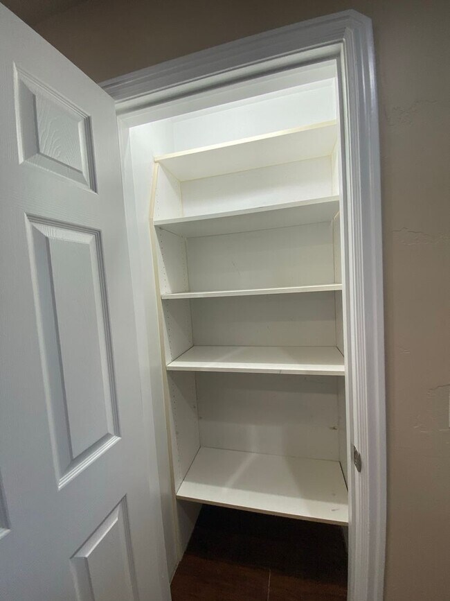Building Photo - Canyon Street Apartment M400 UTILITES INCL...