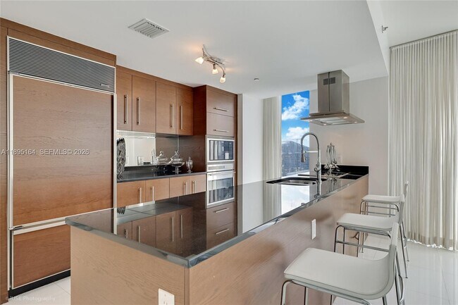 Building Photo - 495 Brickell Ave