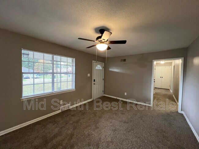 Foto del edificio - 1654 Roosevelt Ave