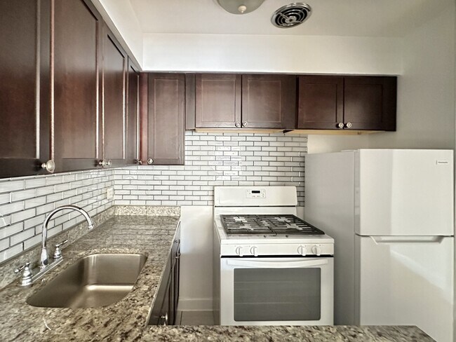 Building Photo - 6830 N Sheridan Rd