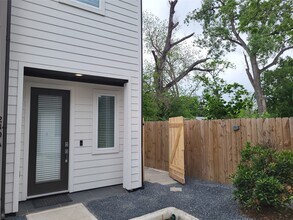 Building Photo - 240 Julia St