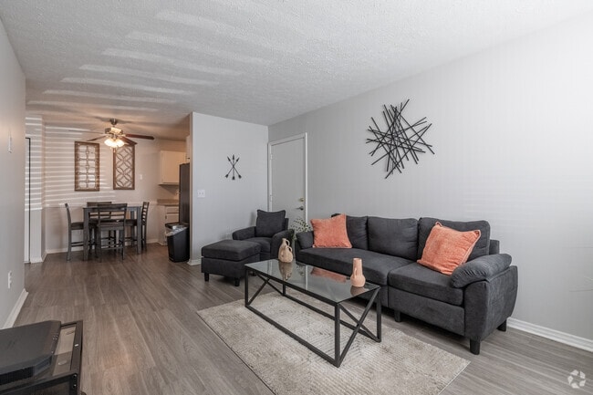 1BR, 1BA - 640SF - Living Room - Glastonbury Woods
