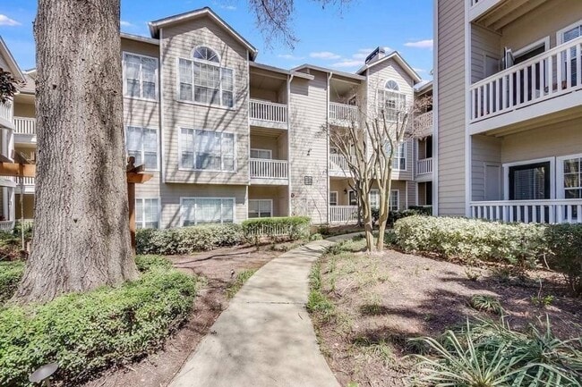 Building Photo - 1250 Parkwood Cir SE