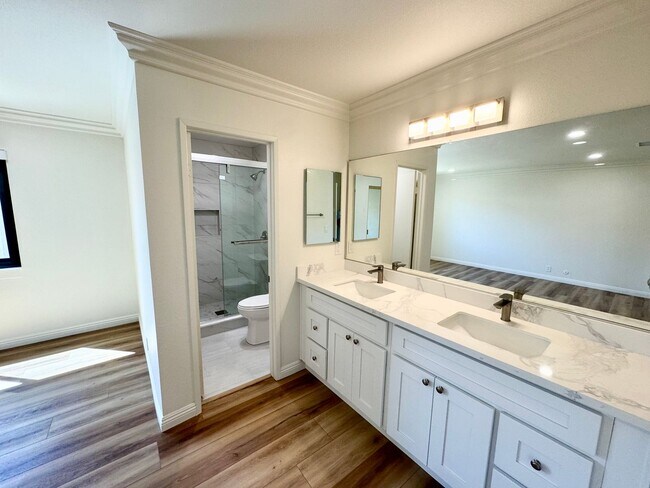 Building Photo - Beautifully Updated 2 Bed, 2 Bath Condo in Pasadena