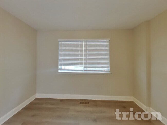 Building Photo - 586 Saratoga Rd