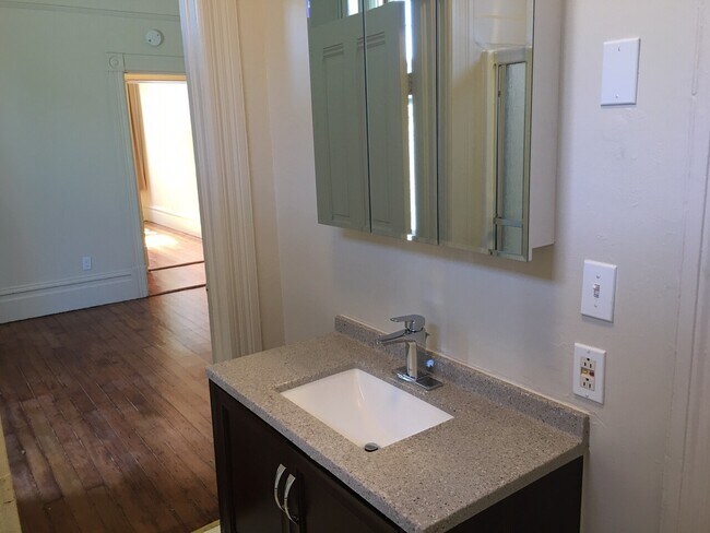 Building Photo - Great North Oakland top floor unit, close ...