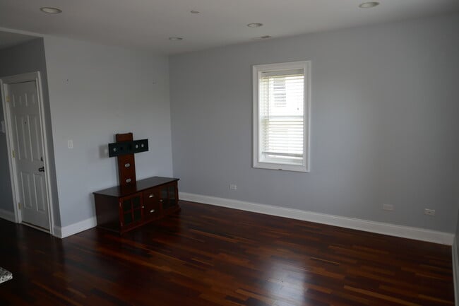 Building Photo - 1832 Dodge Ave