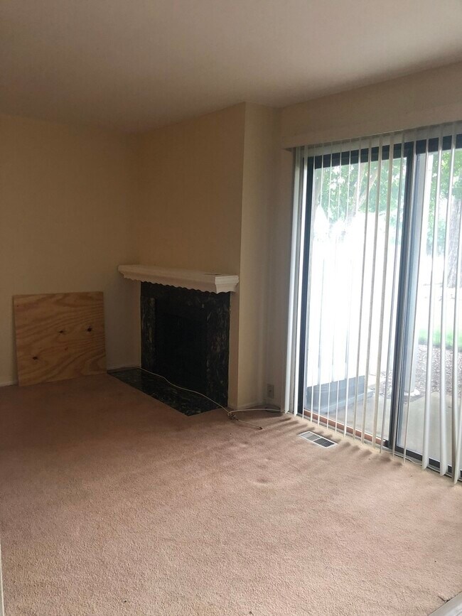 Building Photo - 272 Middlebury Ct