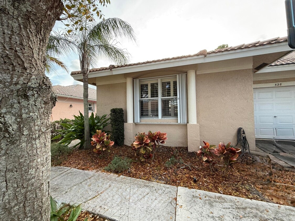 Primary Photo - 328 W Coral Trace Cir