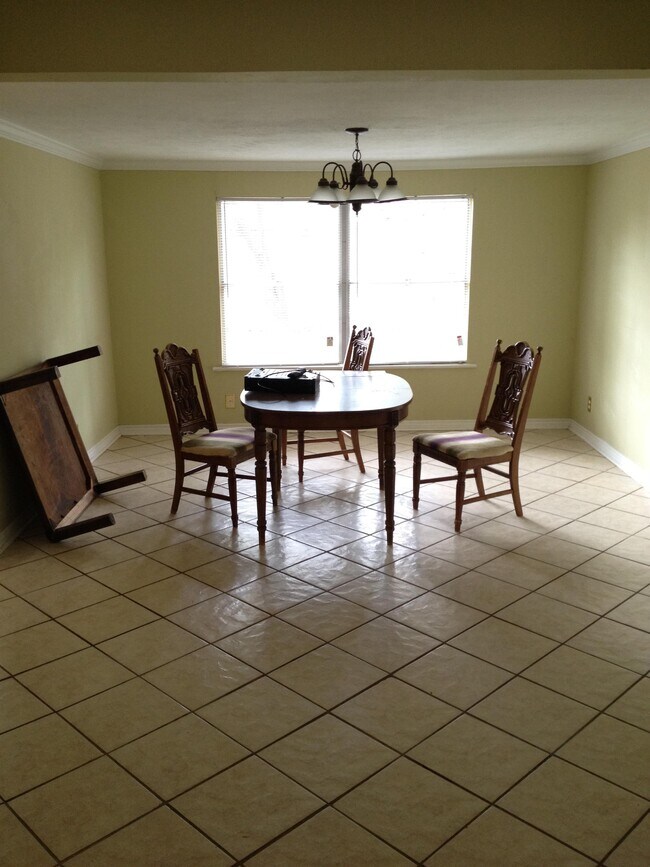 Building Photo - 1437 Santa Rosa Dr