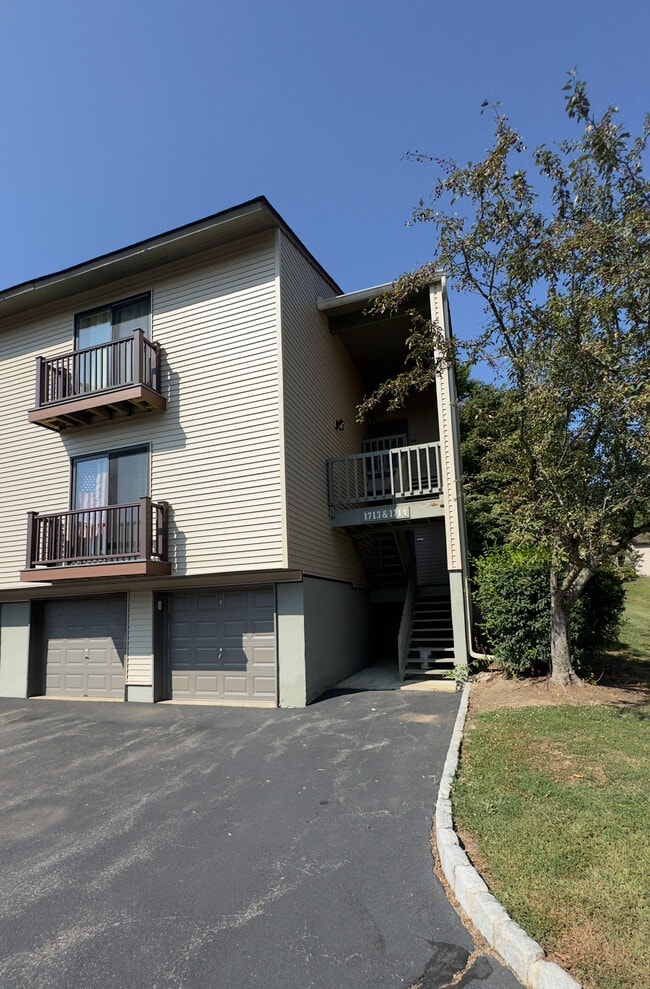 Building Photo - 1714 Spruce Hills Dr