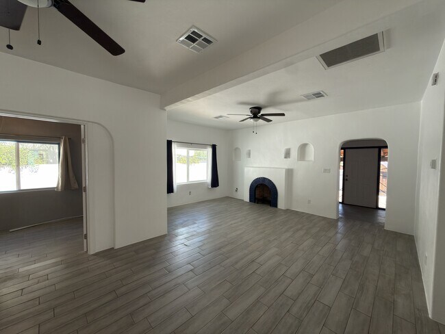 Foto del edificio - 2321 E 6th St
