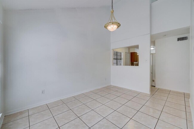 Foto del edificio - 5906 Golden Forest Dr