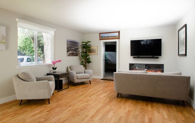 Building Photo - OLD TOWN LOUISVILLE 2 Bed 1 Bath CHARMER-$500 Off First Month's Rent!