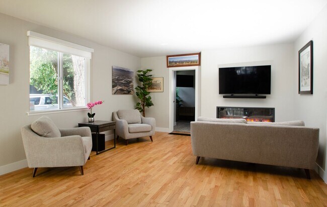 Foto del edificio - OLD TOWN LOUISVILLE 2 Bed 1 Bath CHARMER-$500 Off First Month's Rent!