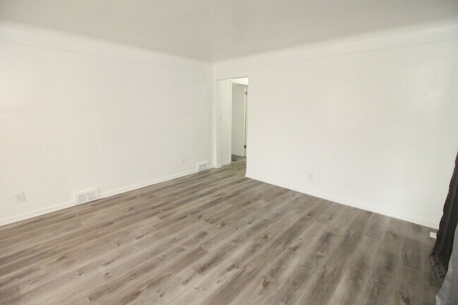 Building Photo - 18112 Justine St