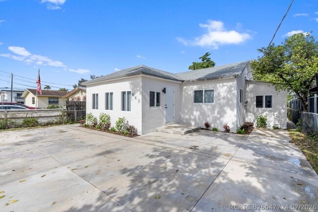 Building Photo - 865 SE 12th St