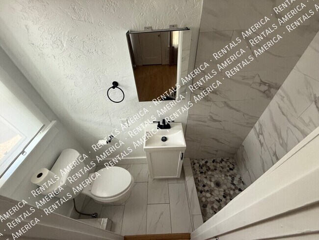 Foto del edificio - 642 E 8th St