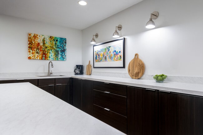 Foto del edificio - Hummingbird Cove Apartments