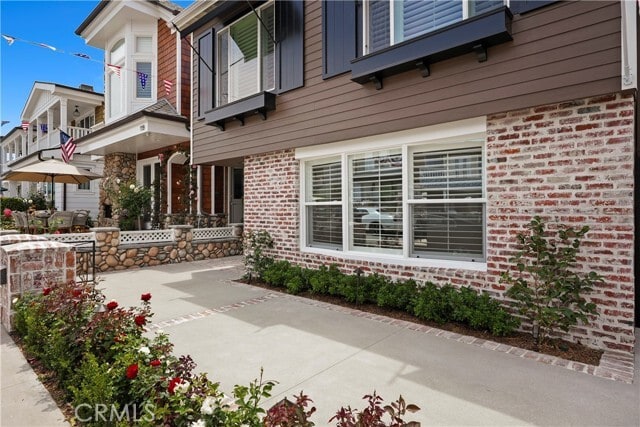 Building Photo - 121 Topaz Ave