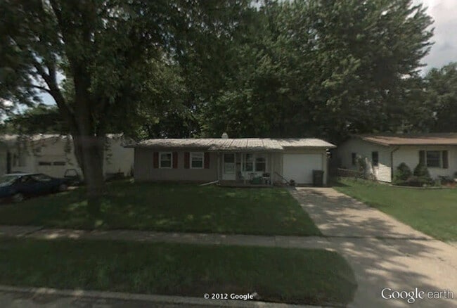 Building Photo - lovely 3 bedroom house, with attached gara...