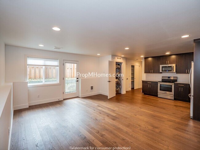 Foto del edificio - 3412 N Commercial Ave