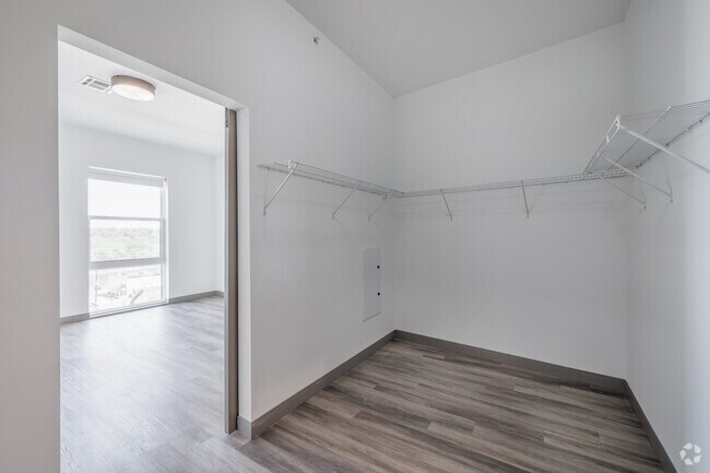 2 habitaciones, 2 baños - 1052 pies cuadrados - Vestidor - Crossroads 389- Sonehan Clinton Court Urba...