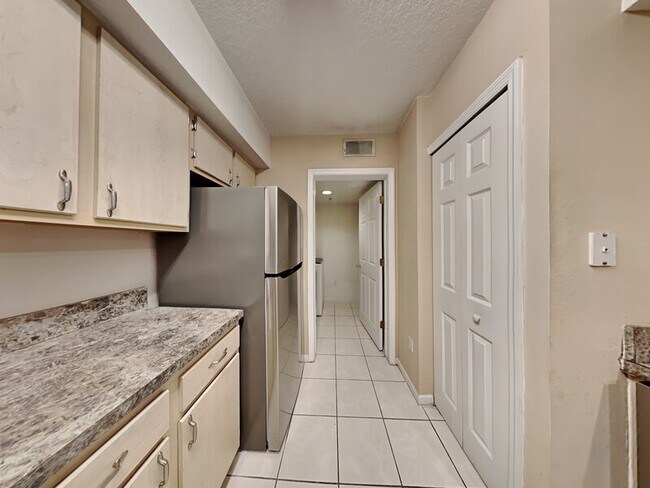 Foto del edificio - 814 Crest Pines Dr