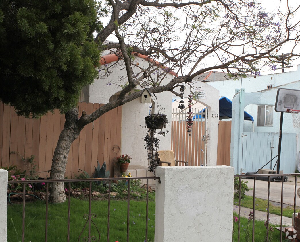 Foto del edificio - 4325-4327 42nd St