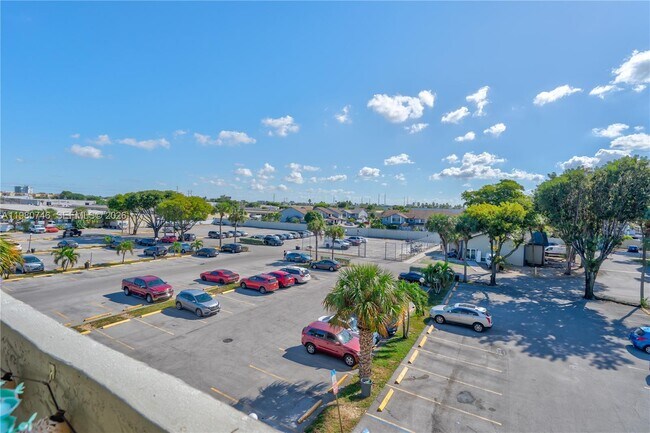 Foto del edificio - 10000 NW 80th Ct