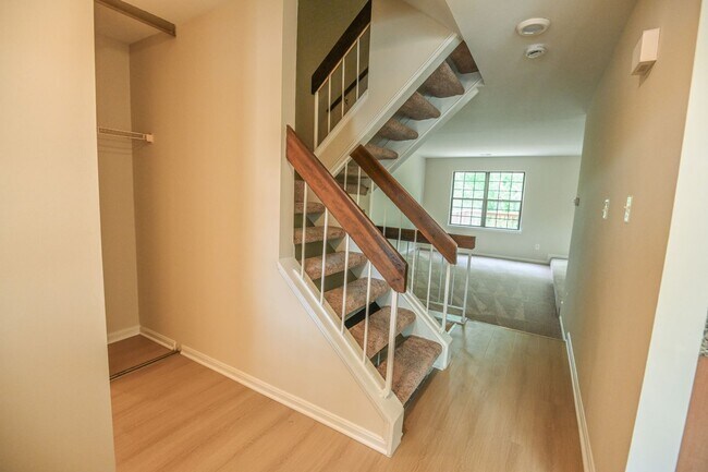 Foto del edificio - 4-bedroom townhome in Laurel Lakes