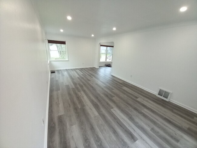 Building Photo - 1714 Upland Drive