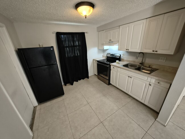 Building Photo - 561 Laura Ln