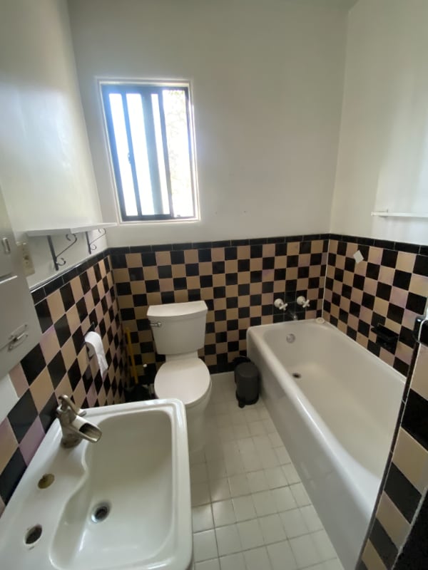 Foto del edificio - 1701 Le Roy Ave